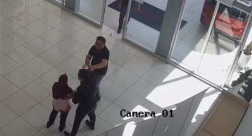 超惊险!女子被挟持 好心男徒手抢刀救了她