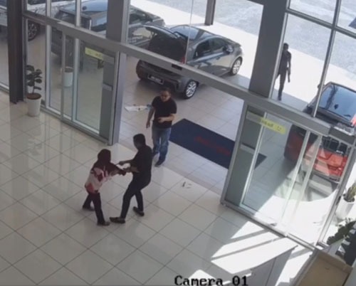 超惊险!女子被挟持 好心男徒手抢刀救了她