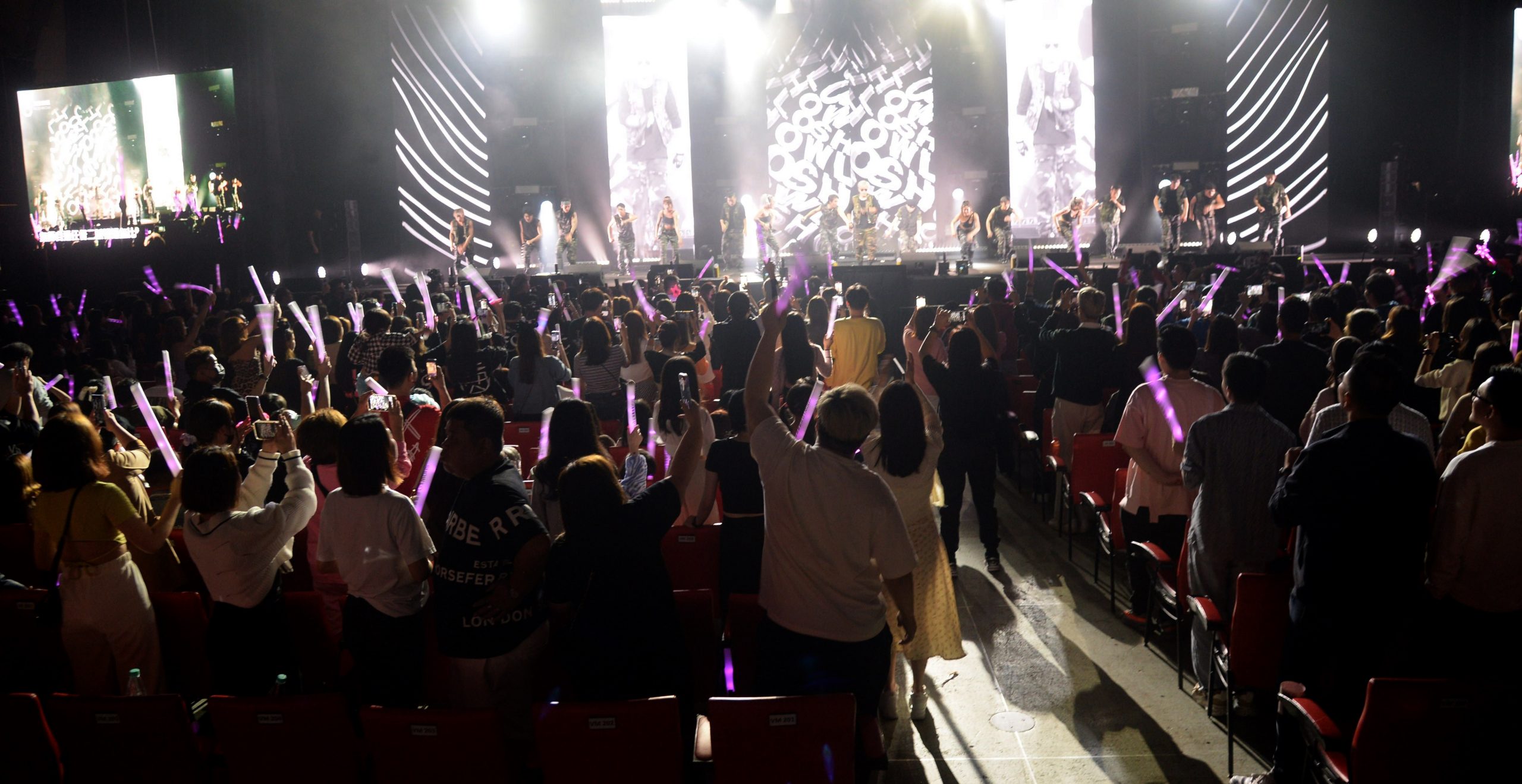 跳到内裤湿粉丝喊脱掉  小猪：大马不能脱！ 