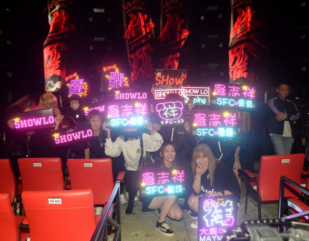 跳到内裤湿粉丝喊脱掉  小猪：大马不能脱！ 