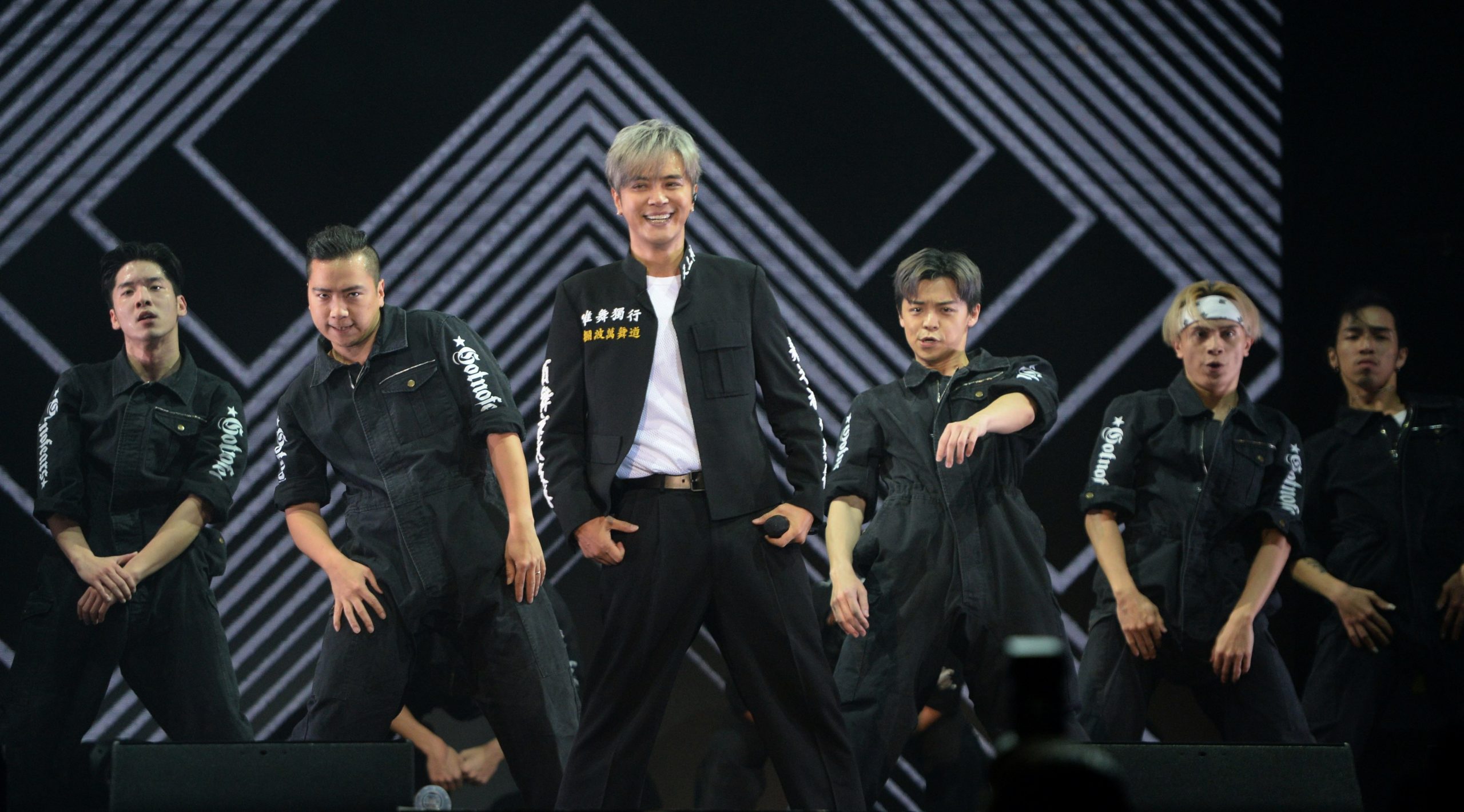 跳到内裤湿粉丝喊脱掉  小猪：大马不能脱！ 