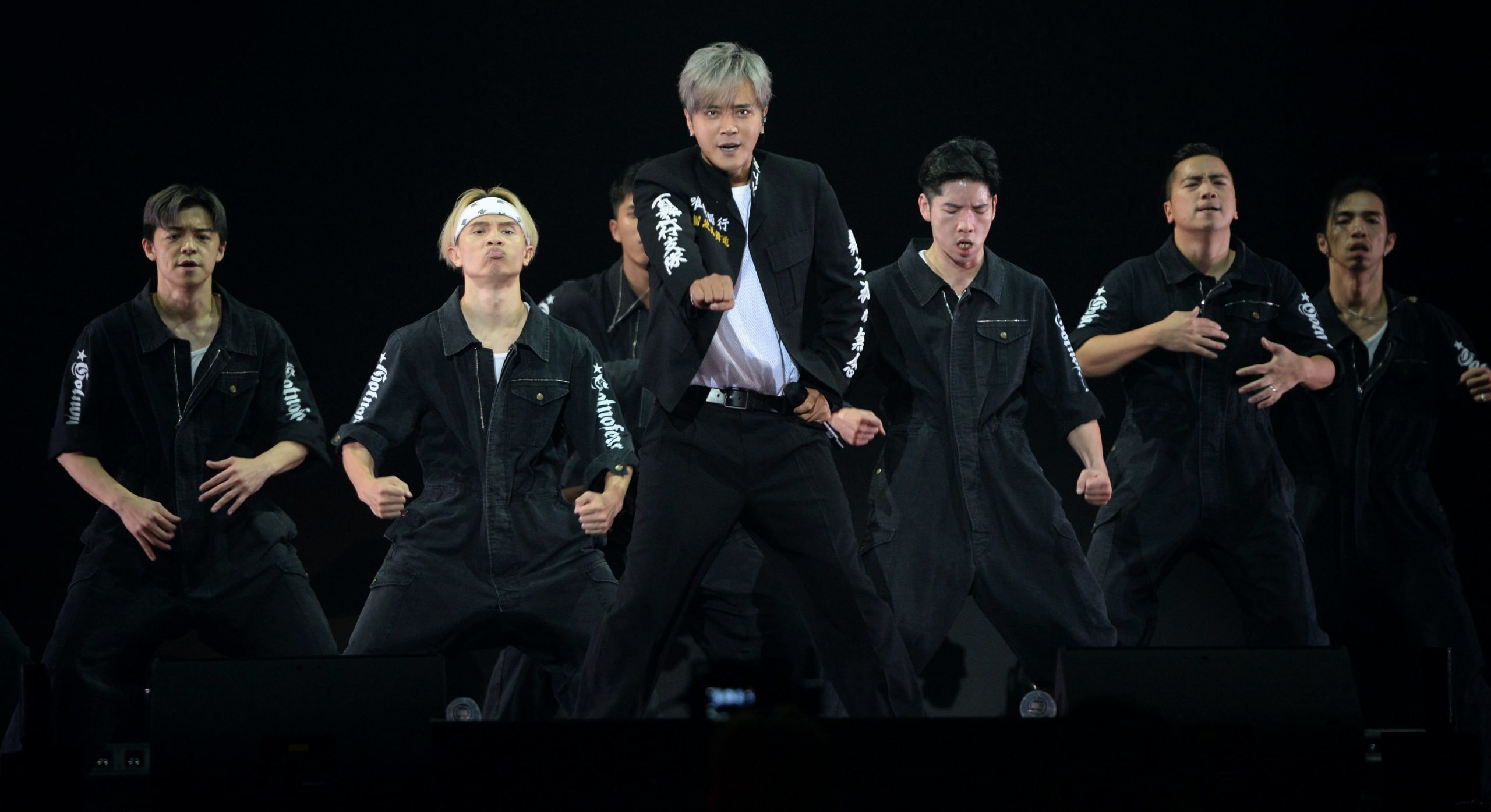 跳到内裤湿粉丝喊脱掉  小猪：大马不能脱！ 