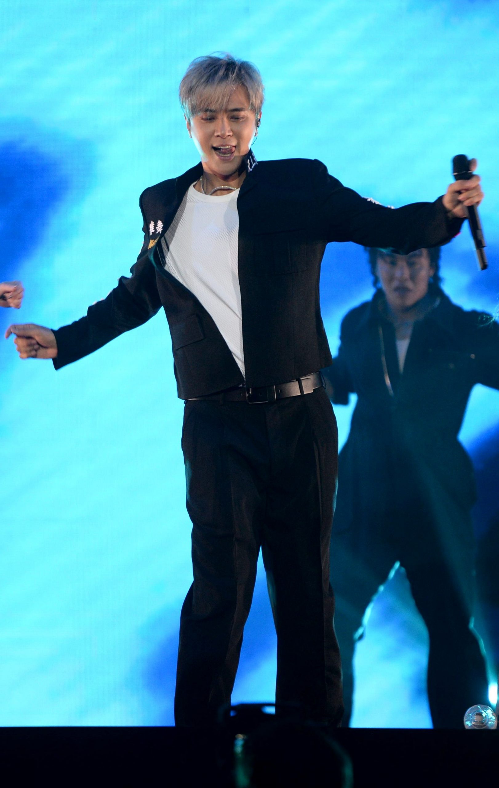 跳到内裤湿粉丝喊脱掉  小猪：大马不能脱！ 