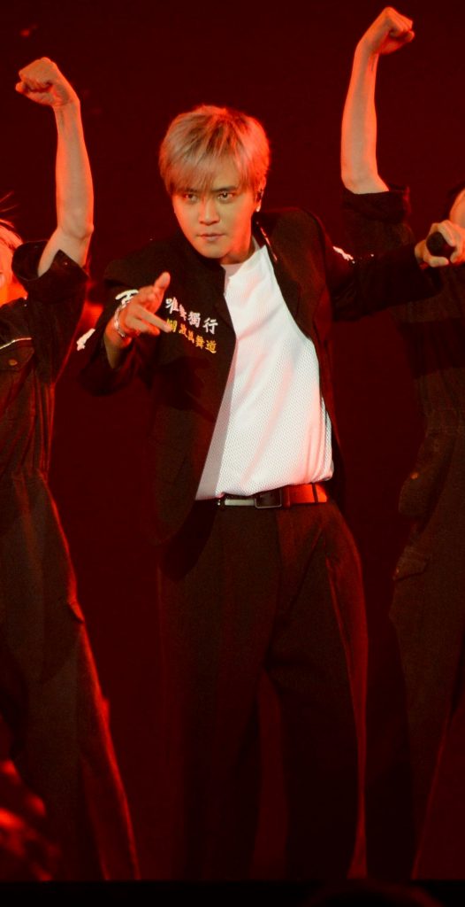 跳到内裤湿粉丝喊脱掉  小猪：大马不能脱！ 