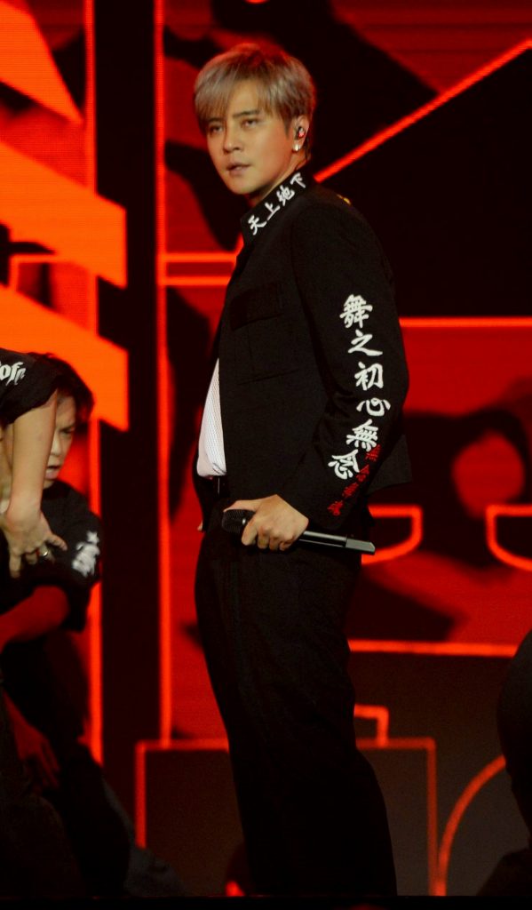 跳到内裤湿粉丝喊脱掉  小猪：大马不能脱！ 