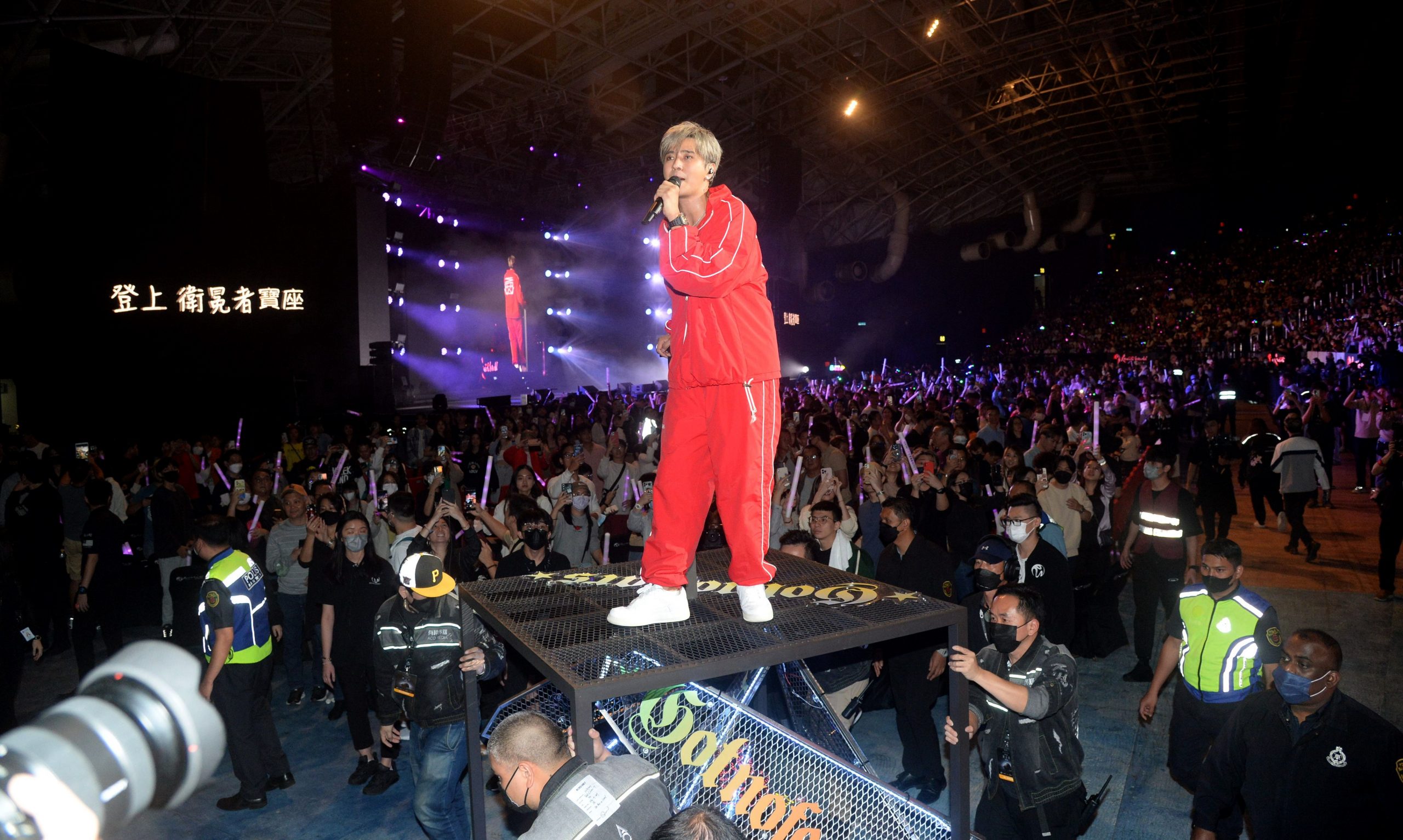 跳到内裤湿粉丝喊脱掉  小猪：大马不能脱！ 