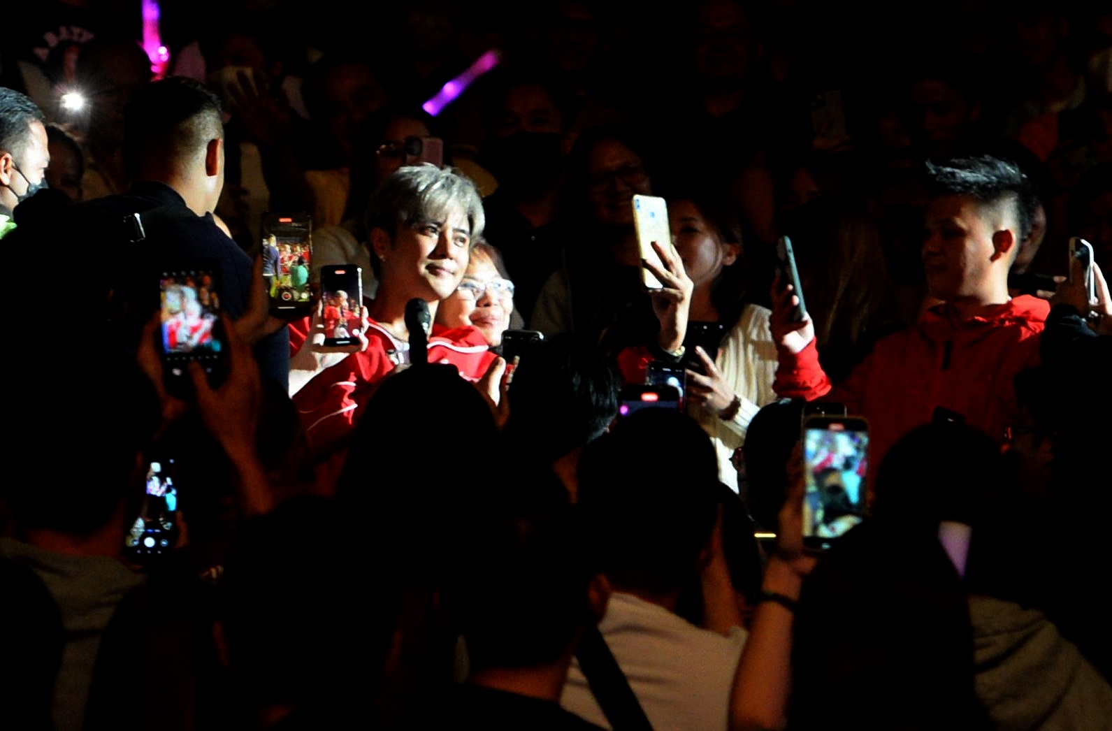 跳到内裤湿粉丝喊脱掉  小猪：大马不能脱！ 