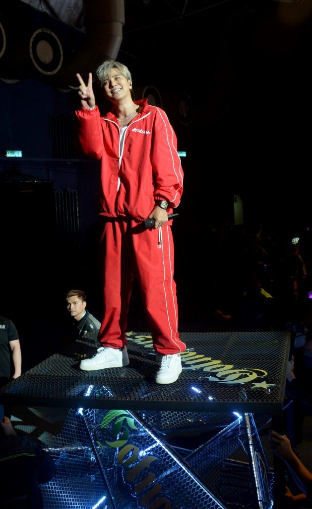 跳到内裤湿粉丝喊脱掉  小猪：大马不能脱！ 