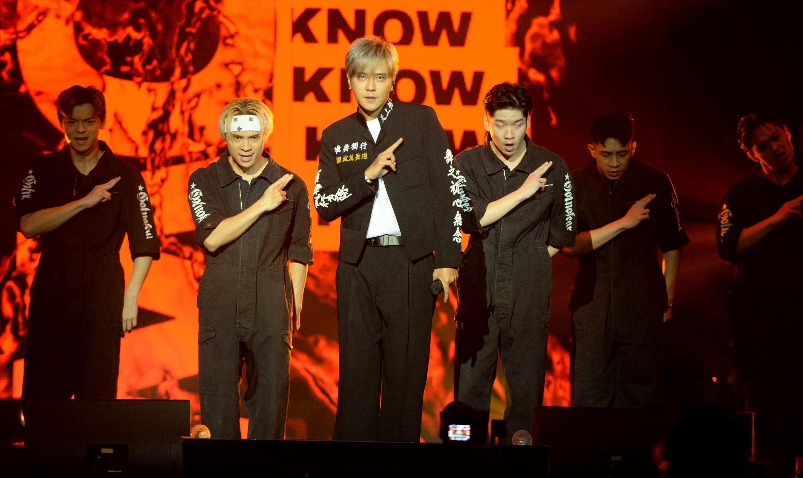 跳到内裤湿粉丝喊脱掉  小猪：大马不能脱！ 