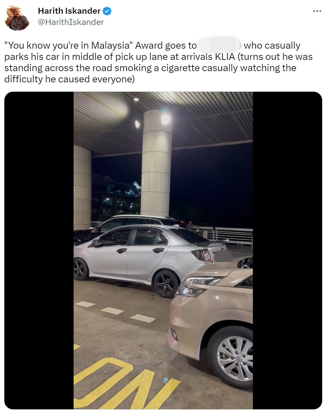 车停路中央造塞车 自私男边抽烟边看热闹