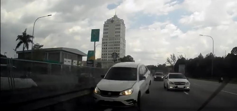 轿车欲更换车道 后方轿车超车失控 直撞道路分界堤