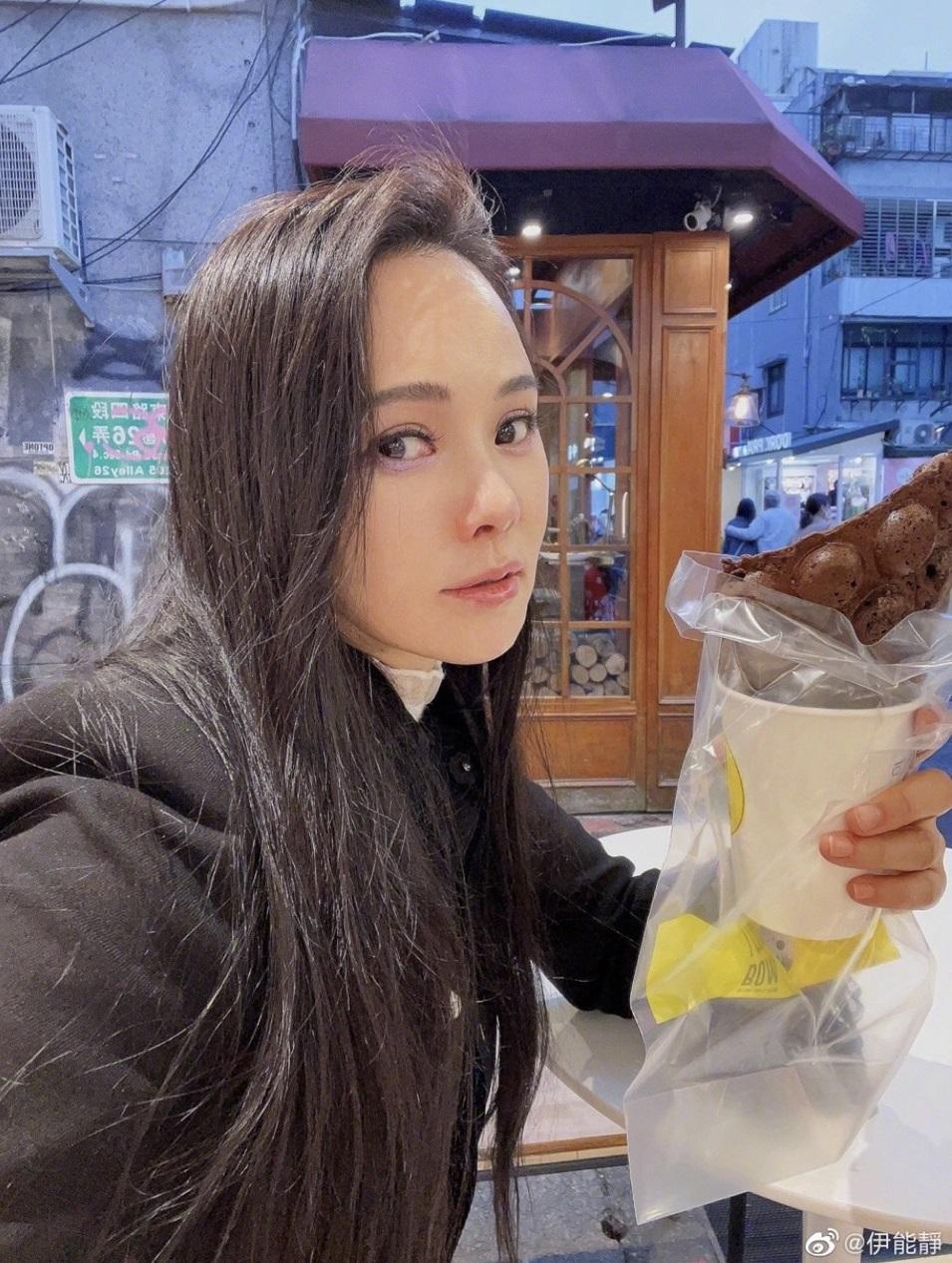 近来少晒全身照 55岁伊能静被瞎爆怀三胎