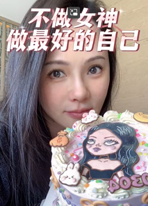 近来少晒全身照 55岁伊能静被瞎爆怀三胎