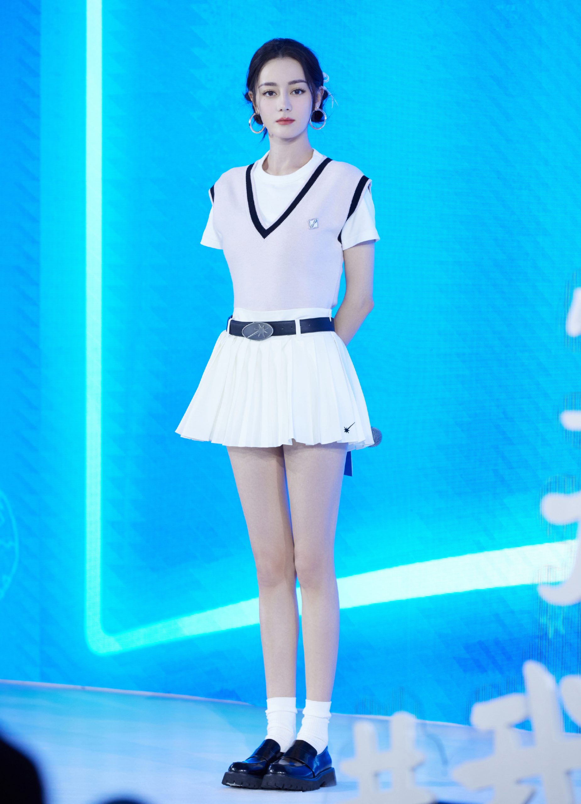  迪丽热巴被曝与黄景瑜同车更衣 露平坦小腹破怀孕传闻