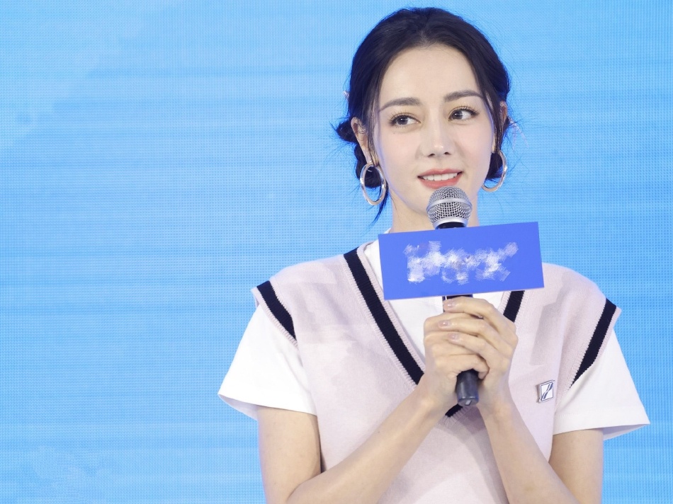  迪丽热巴被曝与黄景瑜同车更衣 露平坦小腹破怀孕传闻