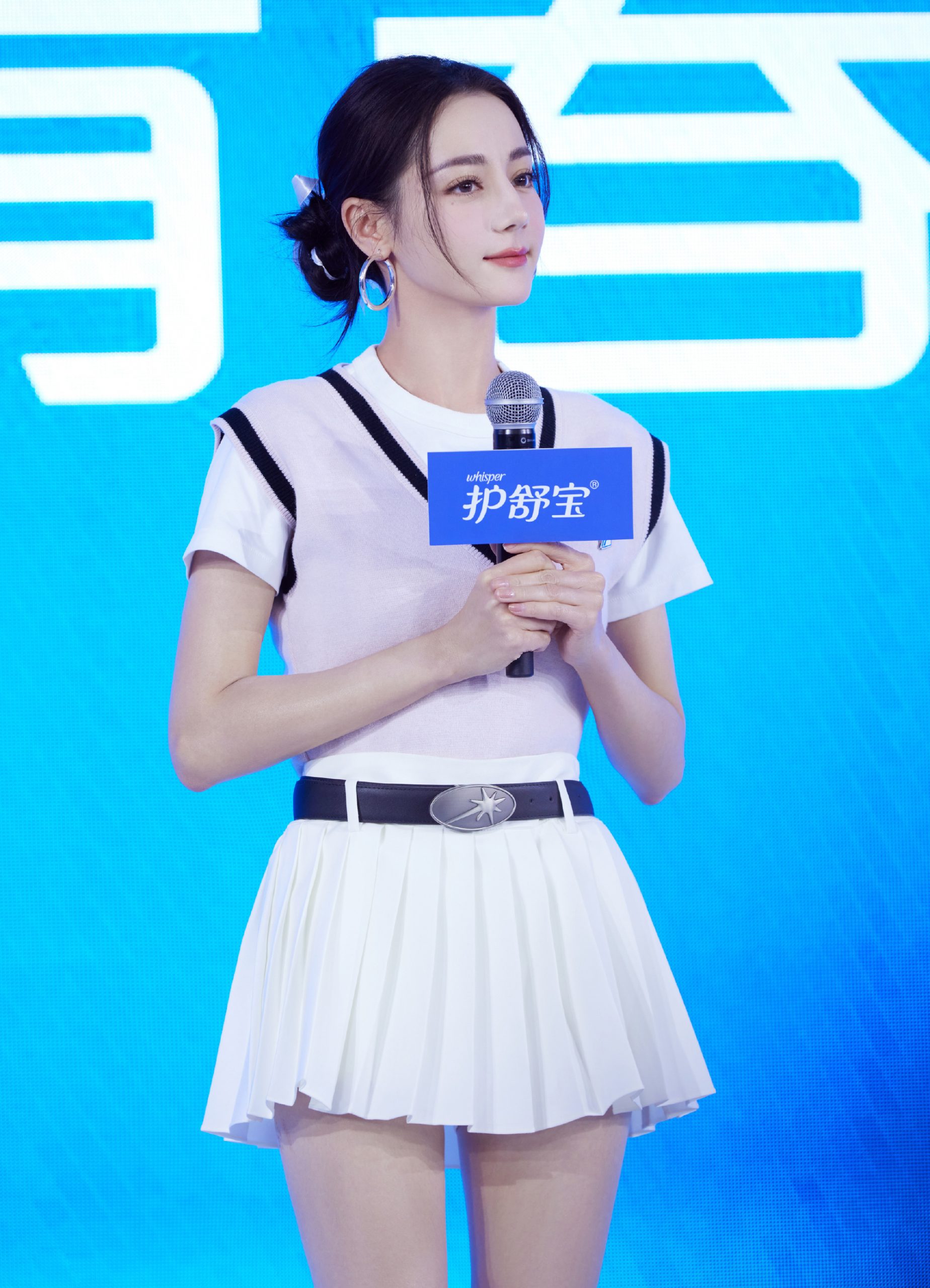  迪丽热巴被曝与黄景瑜同车更衣 露平坦小腹破怀孕传闻