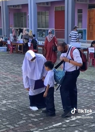 送儿一年级新生报到 爸妈穿校服给儿打气获网赞