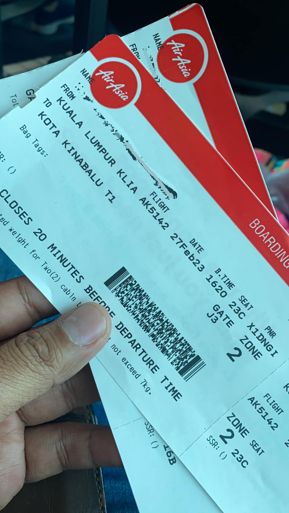 通过亚航Apps订其它航空机票 登机时1人没名字不能飞