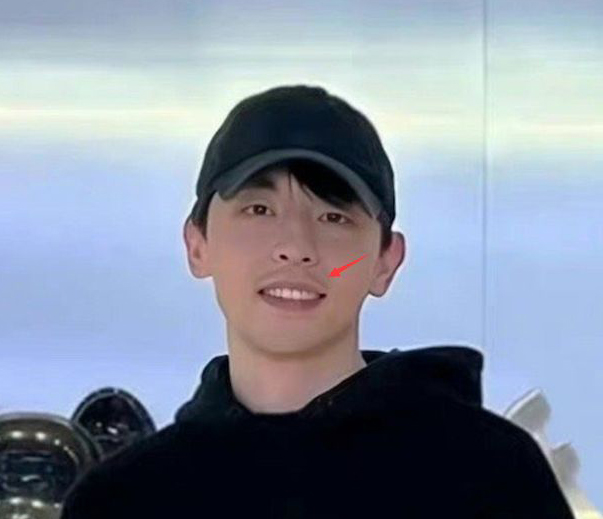 邓伦偷税风波后罕见露面 蓄须被酸贵公子变流浪汉