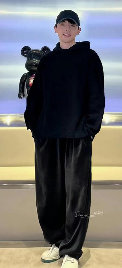 邓伦偷税风波后罕见露面 蓄须被酸贵公子变流浪汉