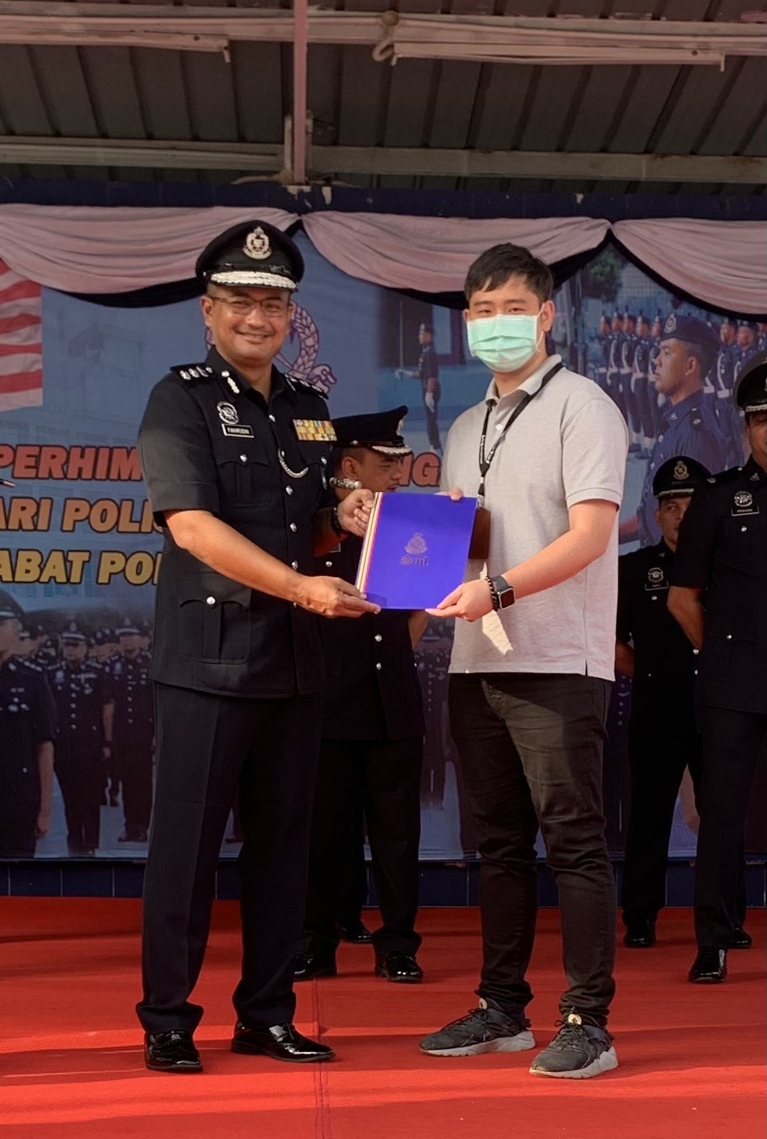 配合第216届全国警察日 灵市警方向10新闻从业员颁表扬状