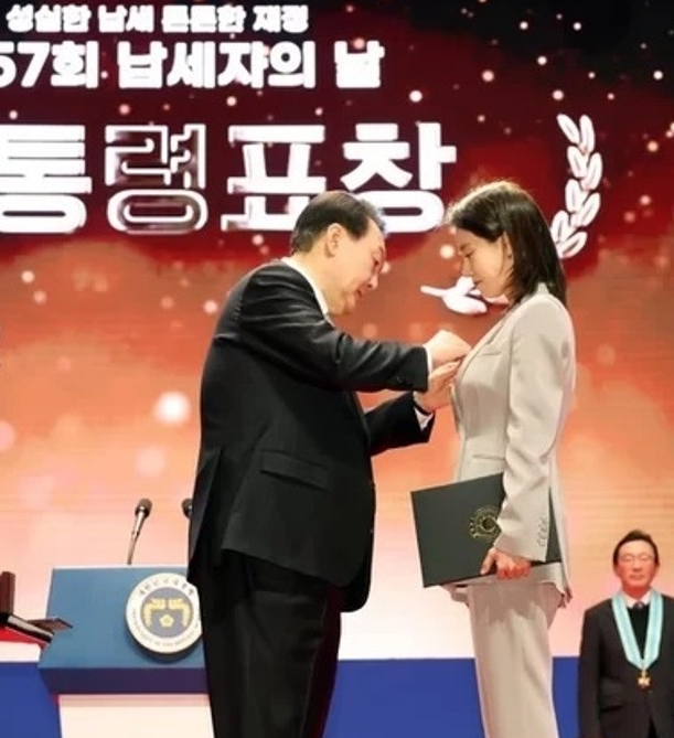 金秀贤宋智孝当选模范纳税人 获韩总统表扬