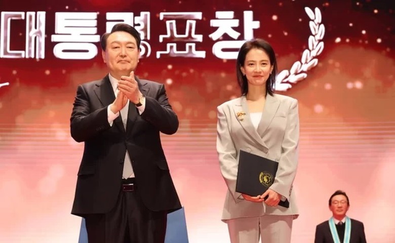 金秀贤宋智孝当选模范纳税人 获韩总统表扬