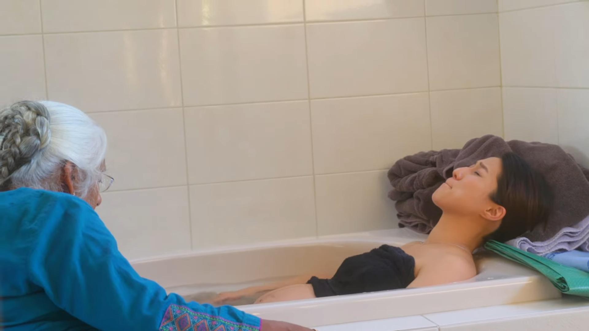 锺嘉欣公开浴缸产女过程 减轻其他母亲的恐惧