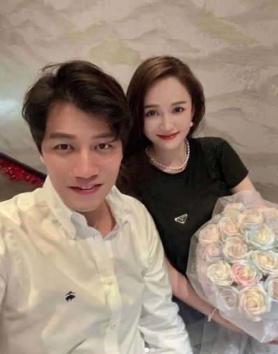 陈乔恩结婚1周年 晒牵手背影照甜喊“老公”