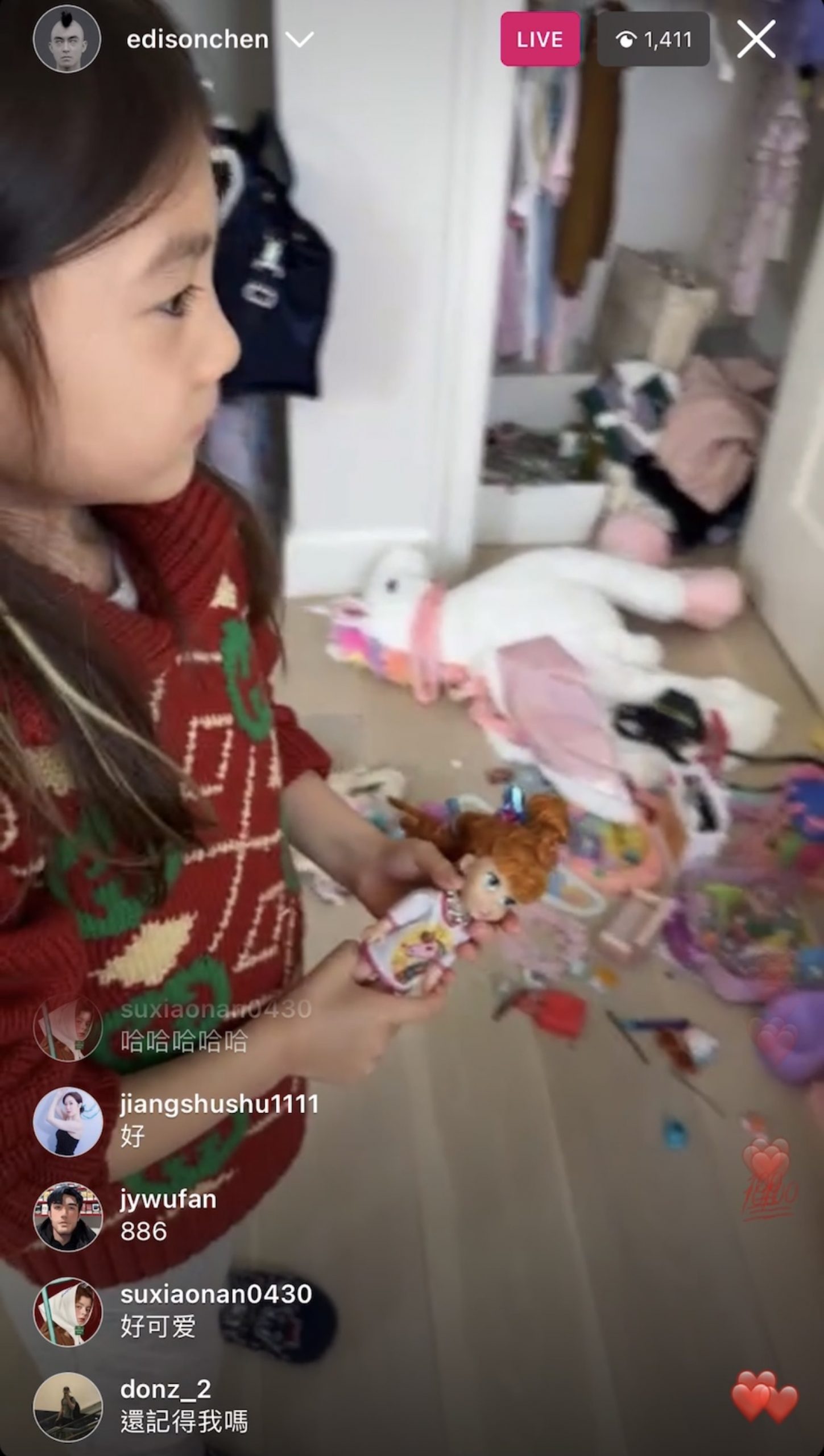 陈冠希开箱爱女玩具屋  Alaia自己设计上百件衣