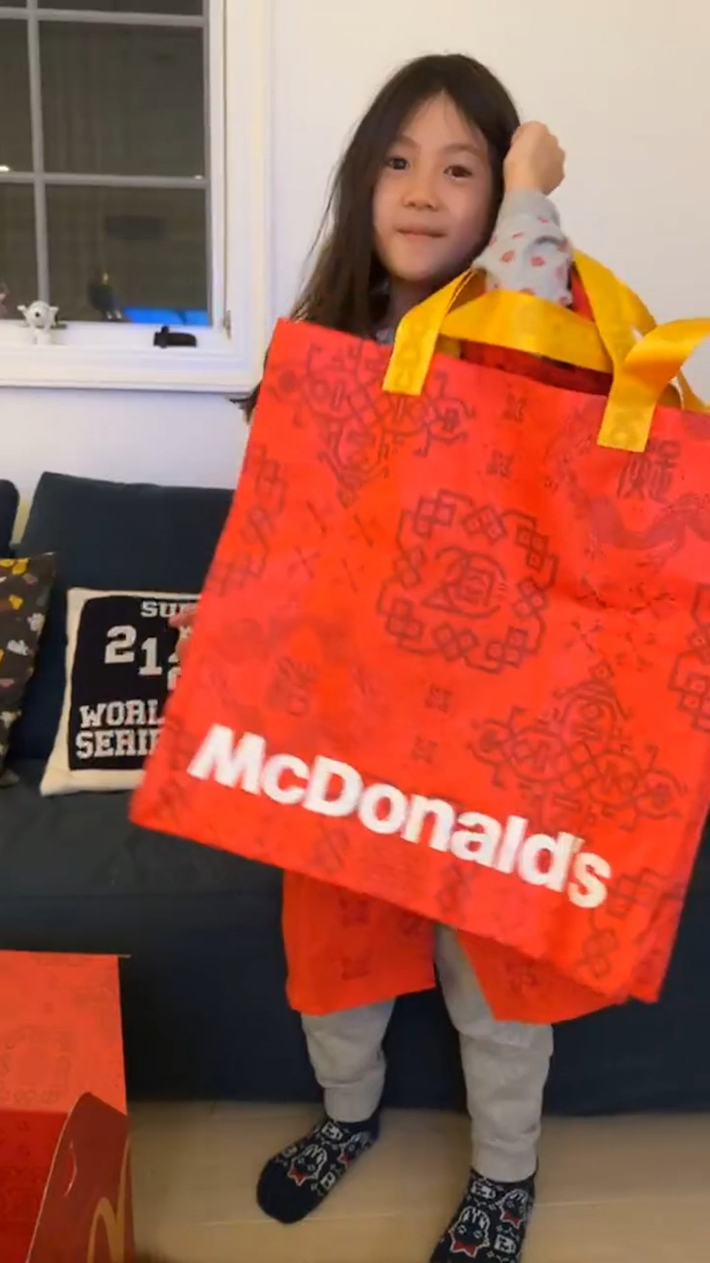 陈冠希开箱爱女玩具屋  Alaia自己设计上百件衣