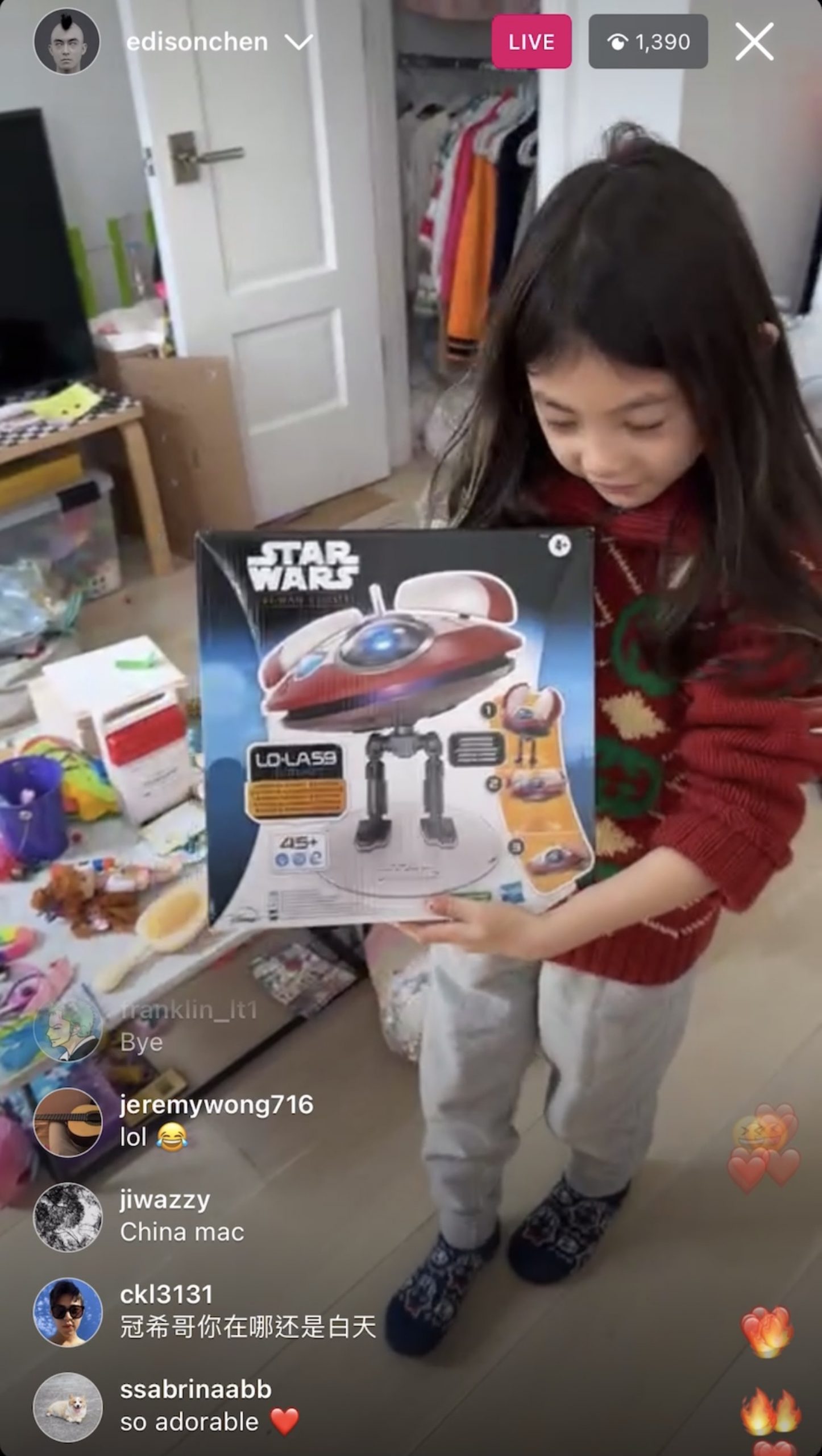 陈冠希开箱爱女玩具屋  Alaia自己设计上百件衣