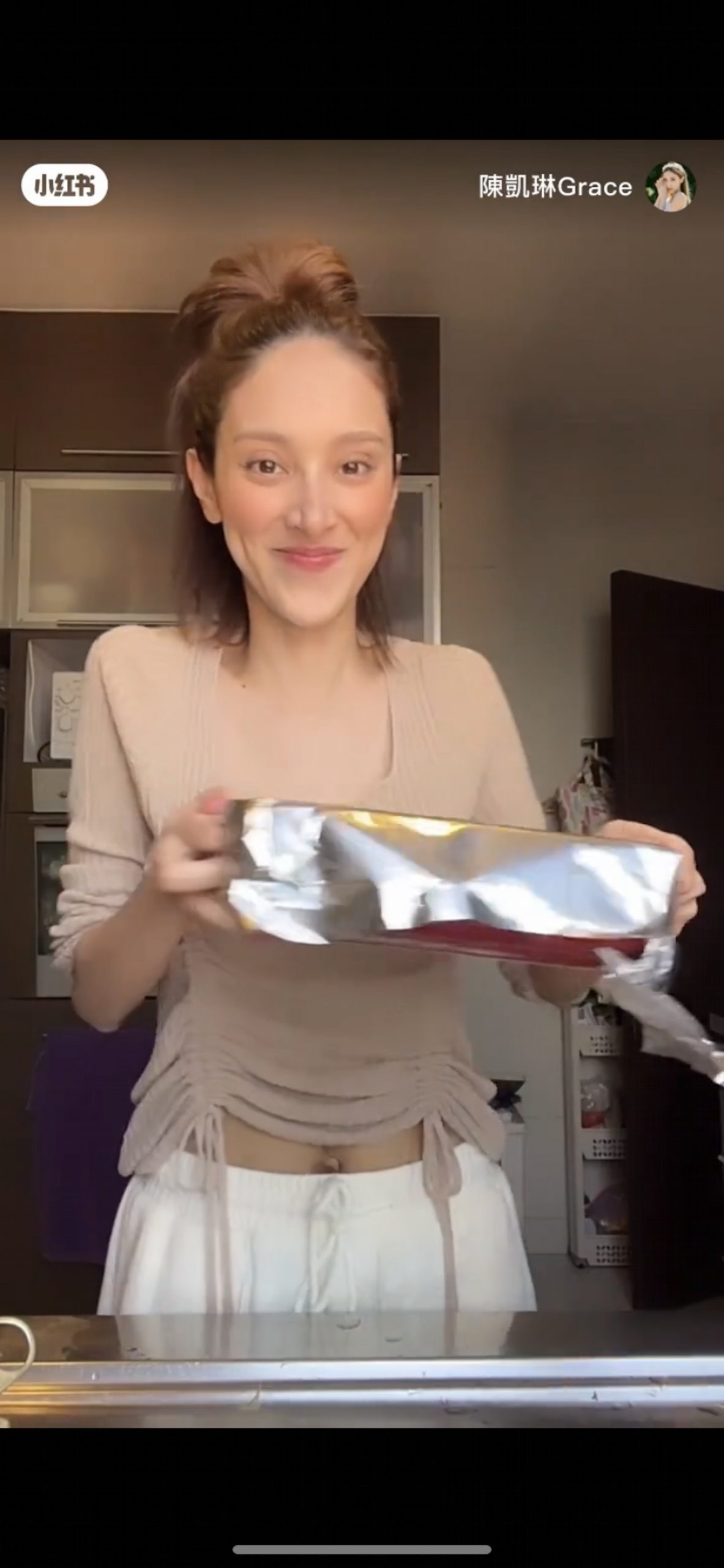 陈凯琳产后身材暴瘦 素颜出镜肚脐意外成焦点