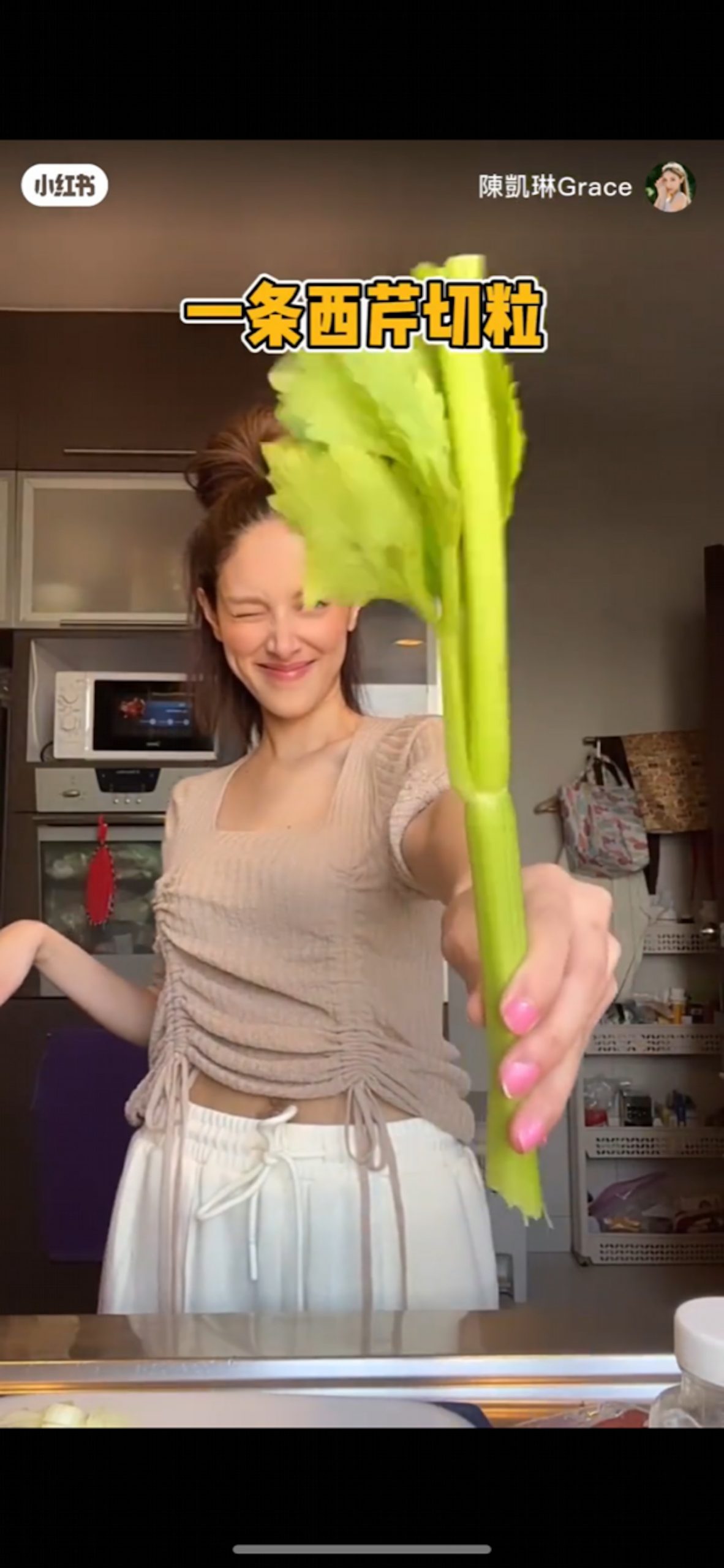 陈凯琳产后身材暴瘦 素颜出镜肚脐意外成焦点