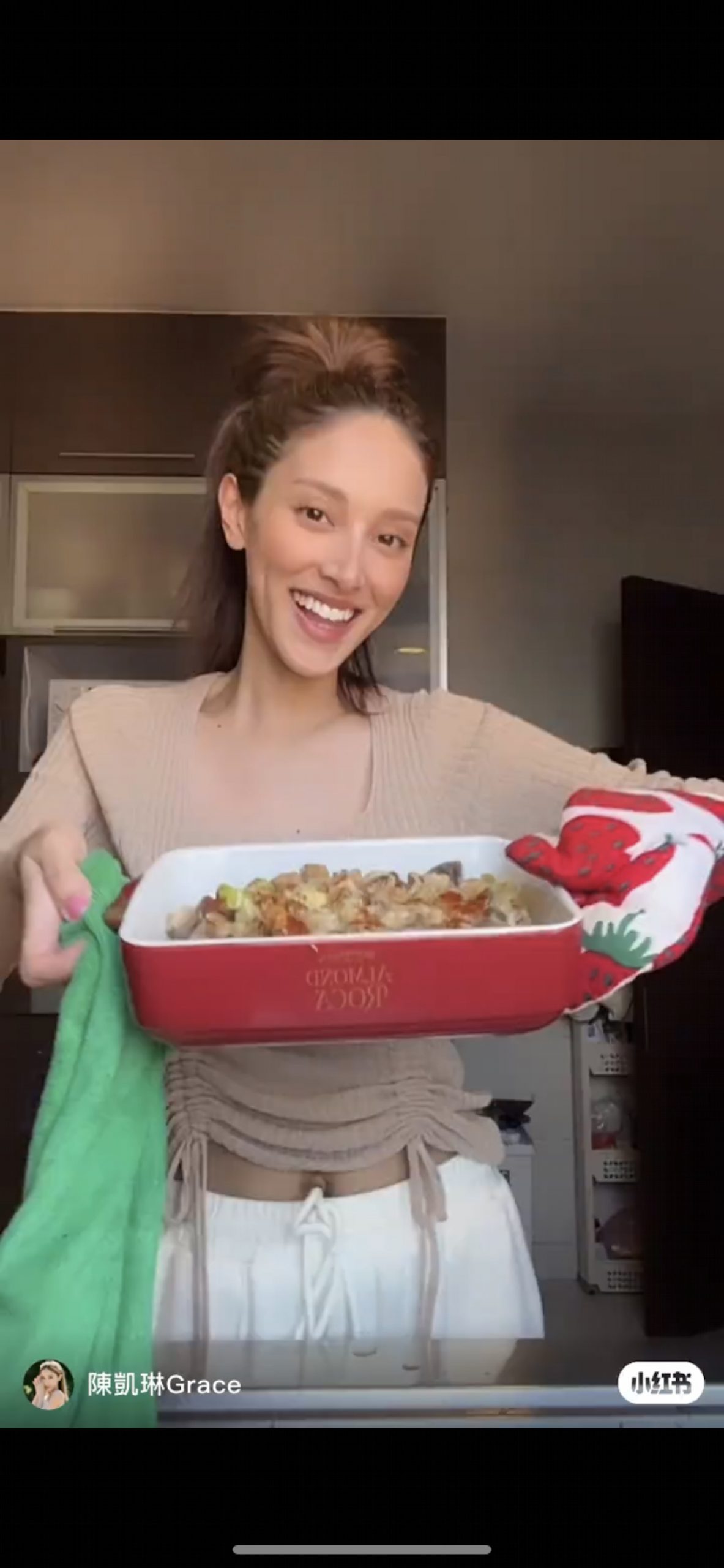 陈凯琳产后身材暴瘦 素颜出镜肚脐意外成焦点