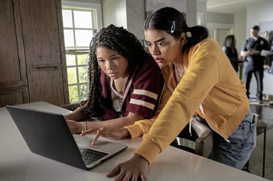 陈头头／《Missing》当她坐在荧幕前救人