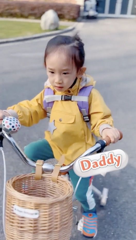 陈小春么儿扎马尾骑脚车 网忧会有性别认知障碍