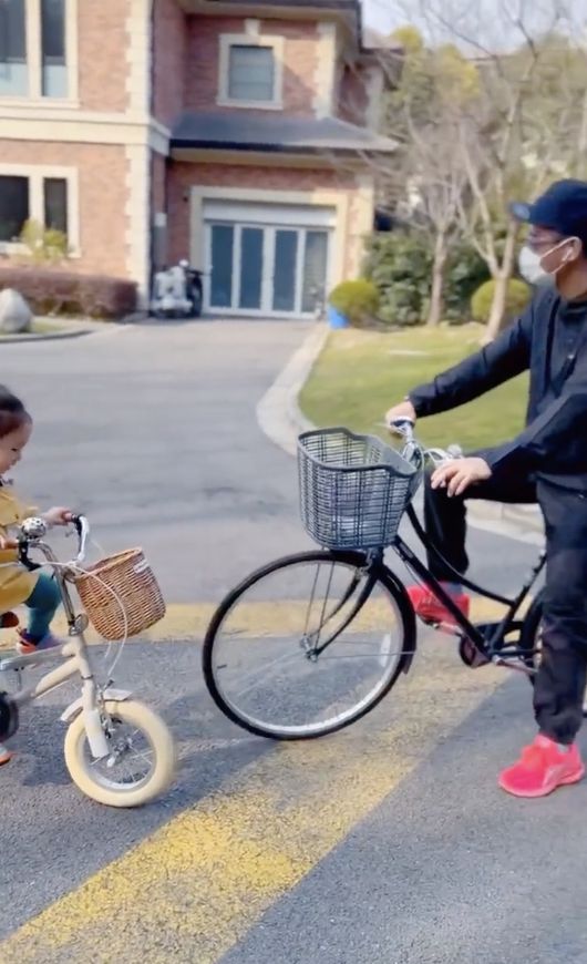 陈小春么儿扎马尾骑脚车 网忧会有性别认知障碍