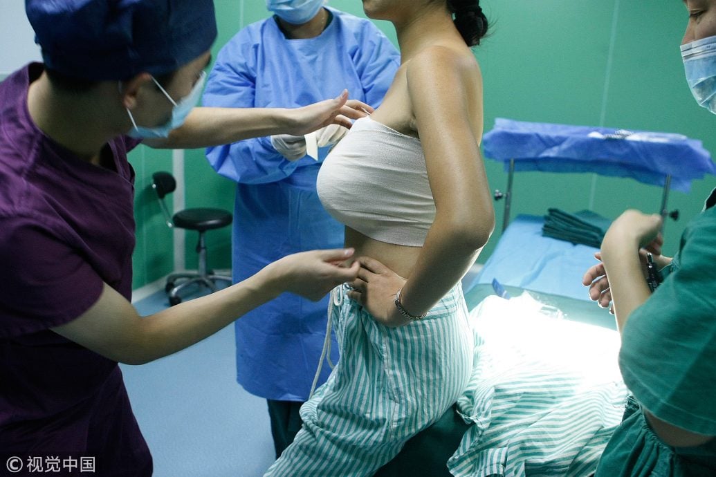 隆乳隆到死?泰女术后返家“崩溃狂咳”瘫软沙发上一睡不醒