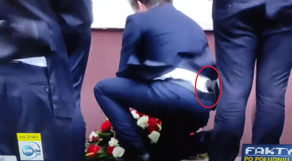 随身携鎗出席活动 波兰司法部长惹议