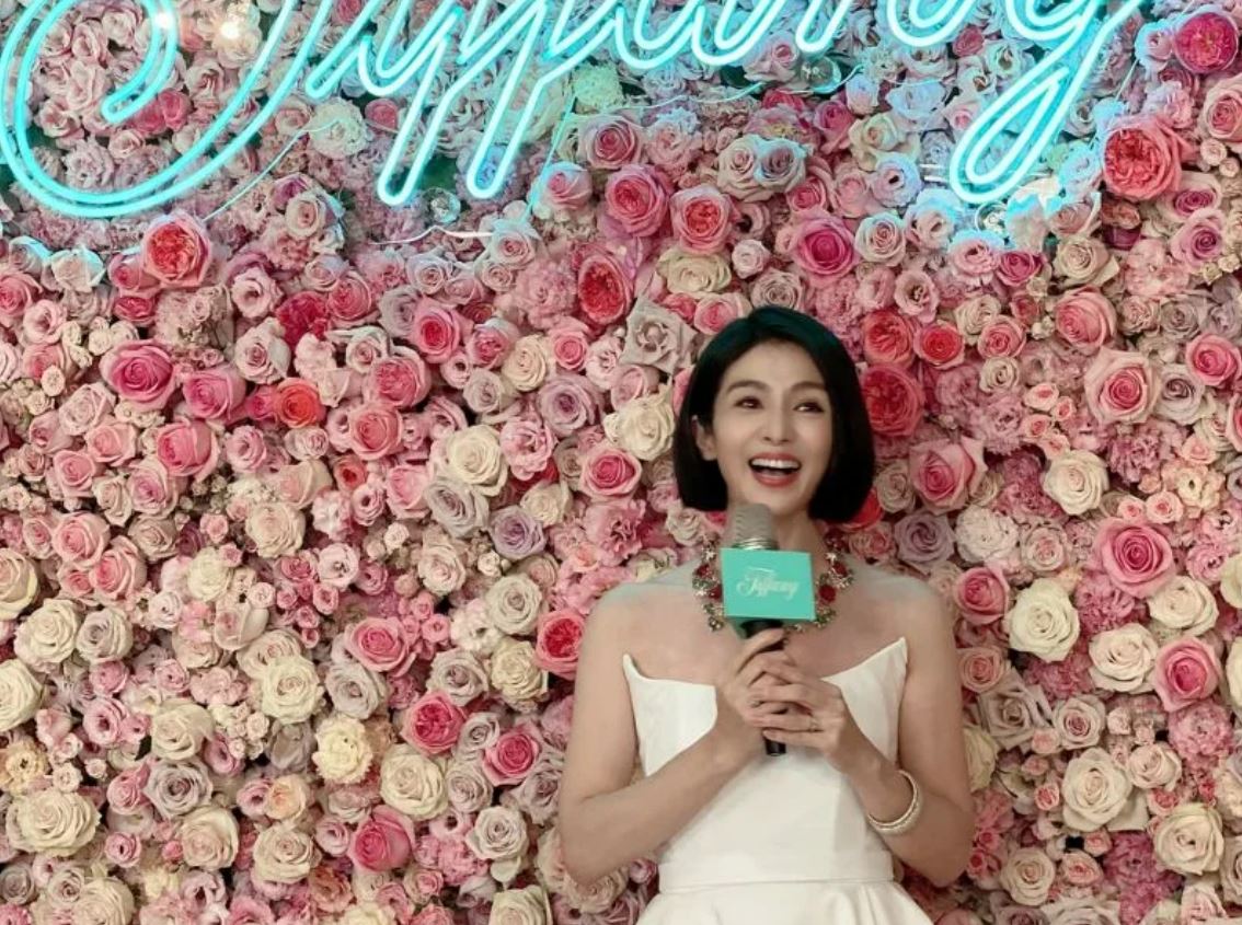 难得露面开工 杨采妮自曝剪短发原因