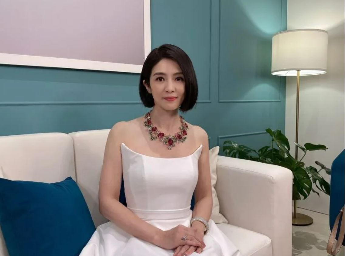 难得露面开工 杨采妮自曝剪短发原因