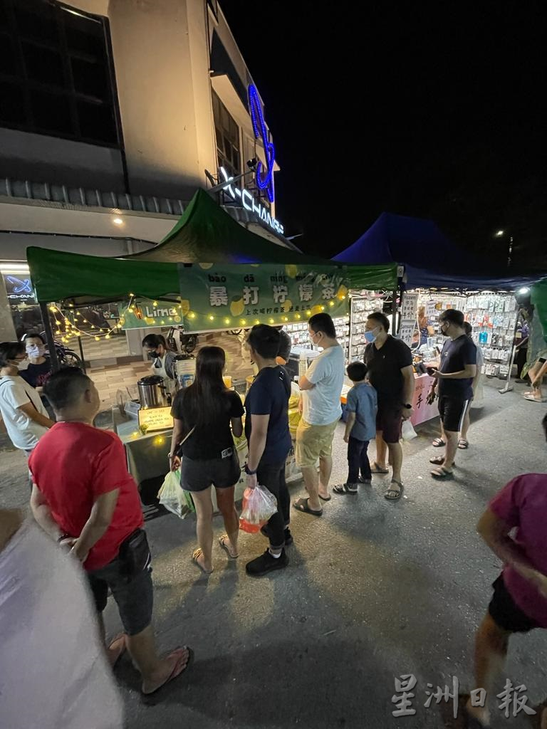 雨季当儿为免亏损 夜市小贩冒雨开档