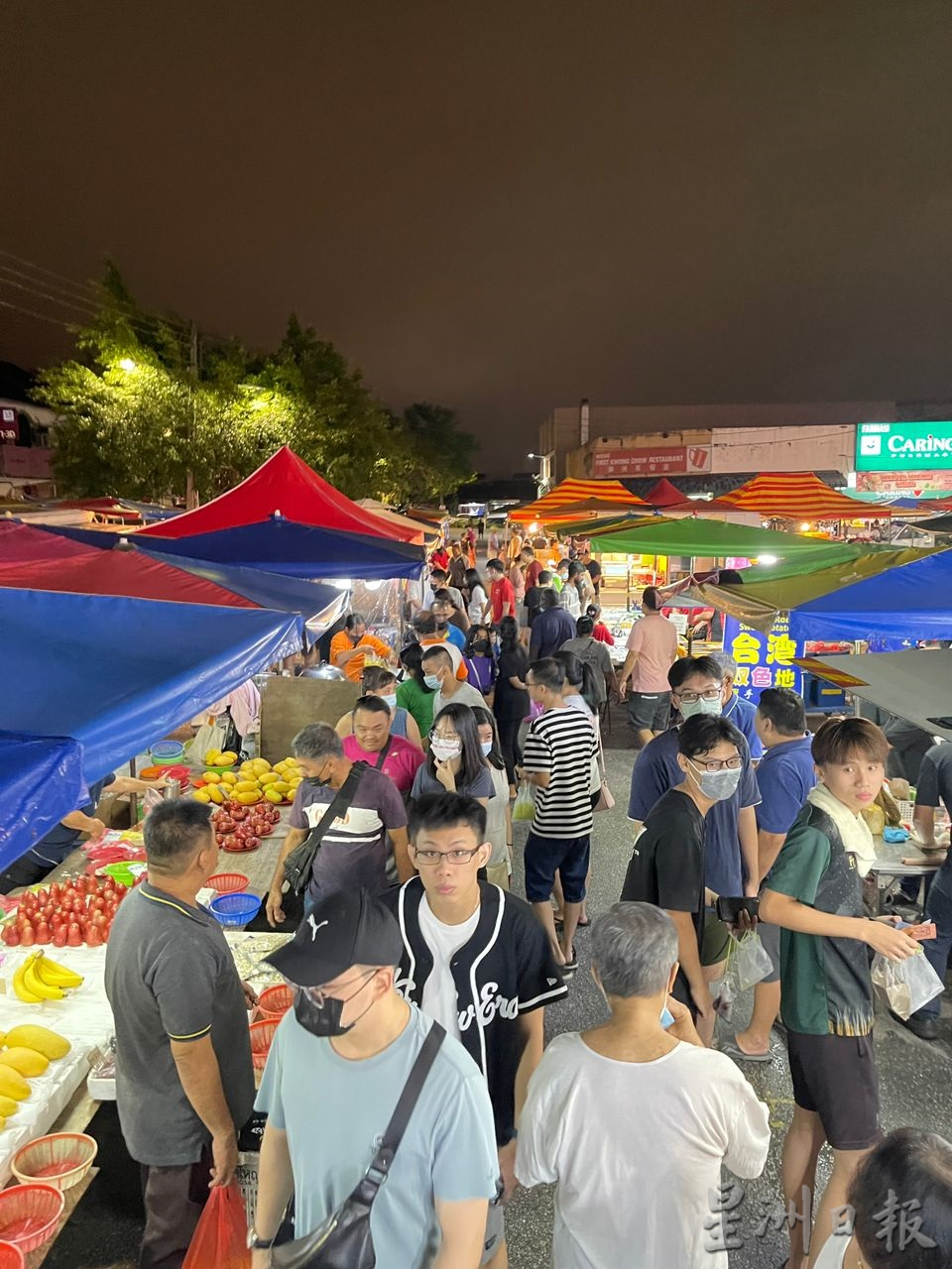雨季当儿为免亏损 夜市小贩冒雨开档