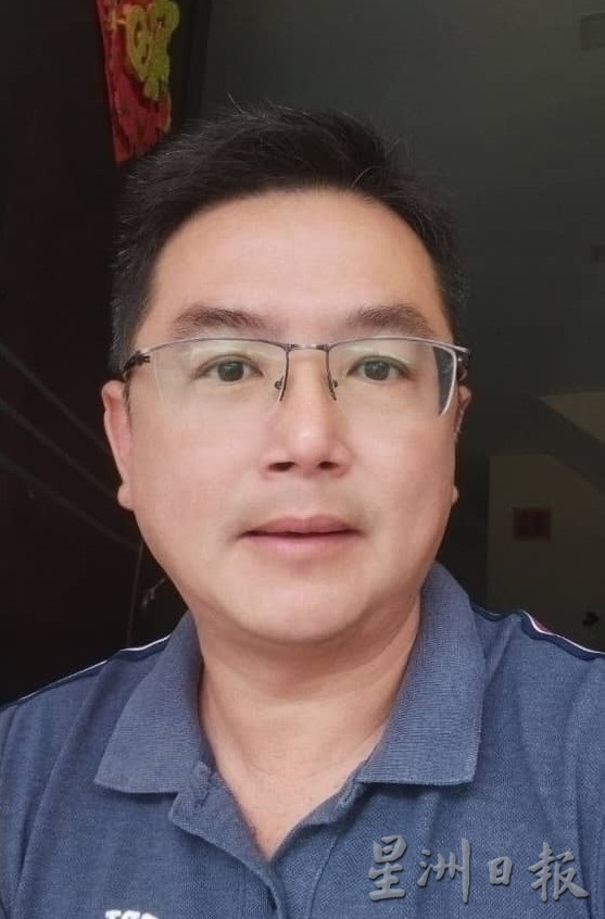 雨季当儿为免亏损 夜市小贩冒雨开档