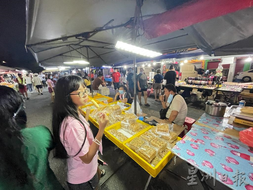 雨季当儿为免亏损 夜市小贩冒雨开档