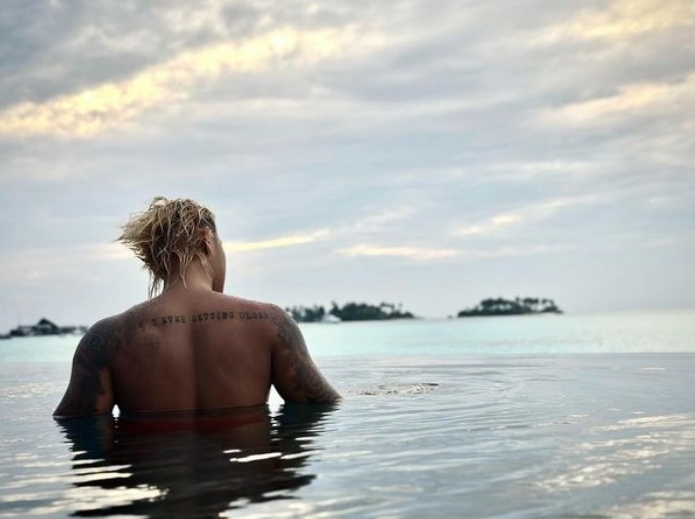 露胸毛被酸中年油腻大叔 　黄子韬霸气反呛