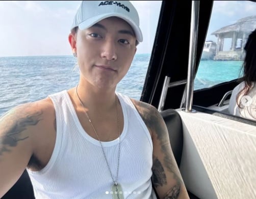 露胸毛被酸中年油腻大叔 　黄子韬霸气反呛