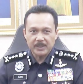 霹总警长:可启动自动驾驶功能 睡觉双手离开驾驶盘违法