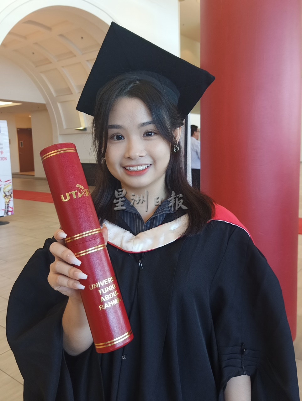 霹／拉曼大学毕业典礼 校园弥漫欢乐温馨